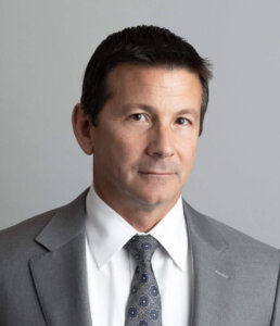 A man in a suit and tie posing for a photo.